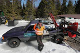 Jyrki Vaattovaara käyttää Toyota Hiluxia traktorin sijaan klapikoneen voimanlähteenä.