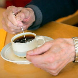 Kahvitteluhetket jäivät korona-aikana vähemmälle, mutta monet yli 65-vuotiaat löysivät muita tapoja pitää arjen mielekkäänä. Kuvituskuva.