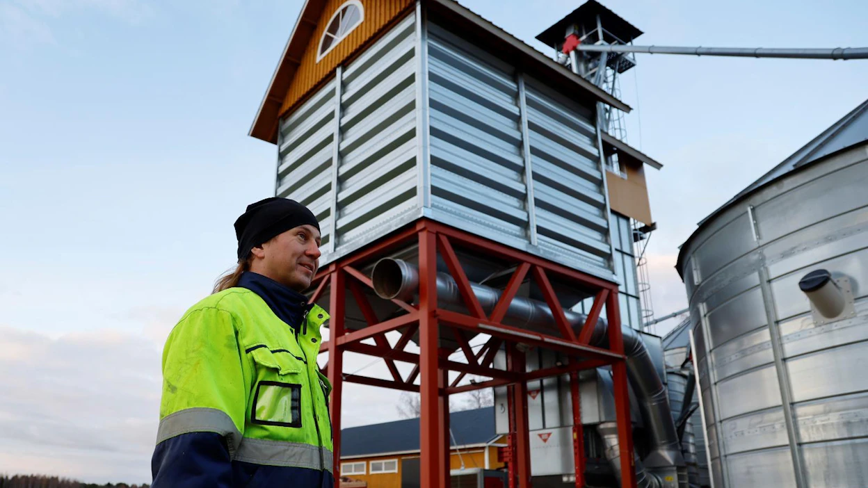 Kimmo Laamanen on rakennellut kuivaamokompleksin vanhan navettarakennuksen yhteyteen tilakeskuksen pihapiiriin.