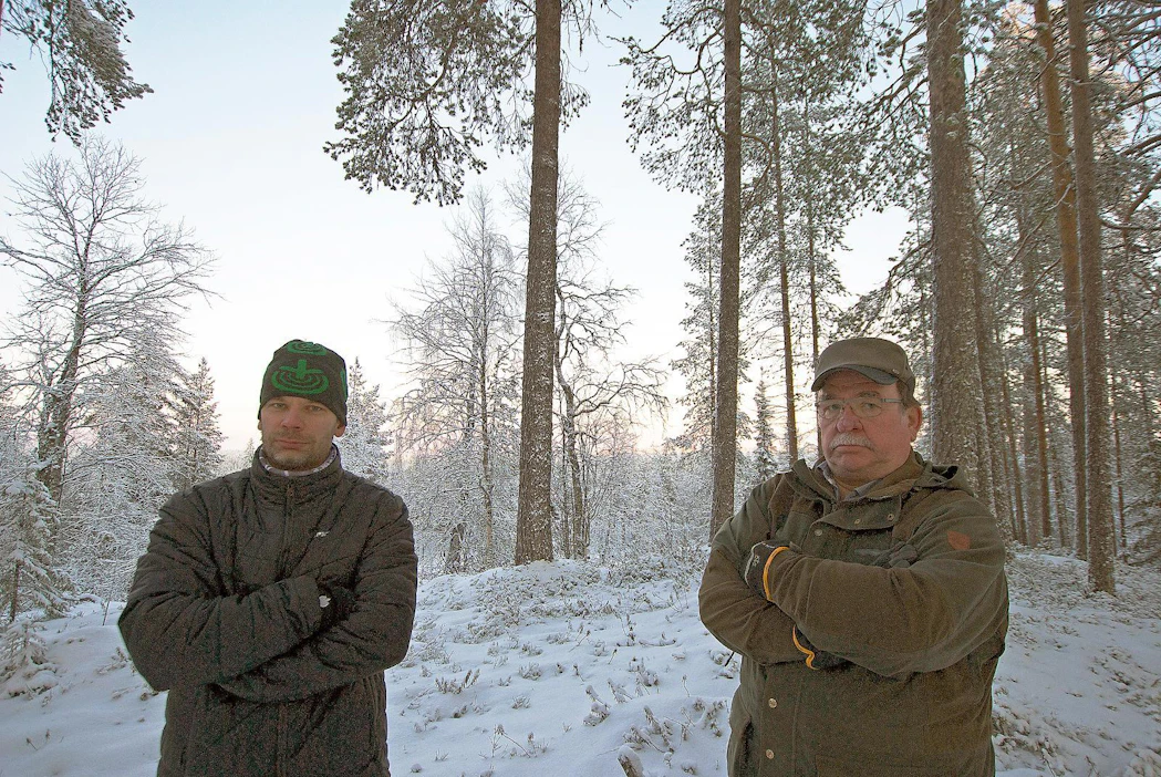Värriön yhteismetsän hoitokunnan puheenjohtaja Raimo Harju (oik.) ja Sallan metsänhoitoyhdistyksen toiminnanjohtaja Juha Hänninen sanovat, että HCV-rajat ylittävät lahopuumäärät muuttavat leimikot käytännössä suojelualueiksi.