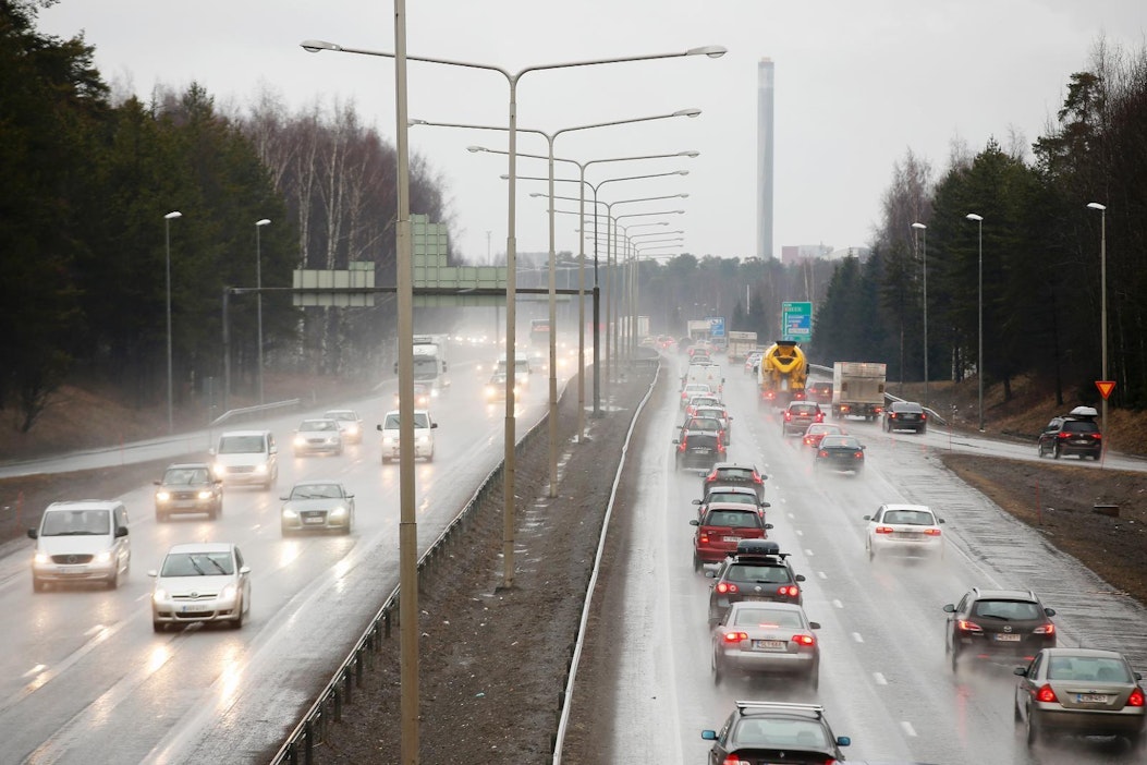 Suomen autokanta on Euroopan vanhimpia, koska autoilu on kallista:  