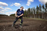 Kari Rauma viimeistelee kylvöalaa. Kivet saivat kyytiä maanantaina 25.5.2020. Rauman lypsykarjatila on Kaustisella. Tämä peltolohko sijaitsee naapuripitäjässä Halsualla.