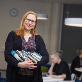 Sari Hyytiäinen työskentelee äidinkielenopettajana Kouvolan Yhteislyseossa. Koulussa ei ole valmiita lukulistoja, vaan lukiolaiset saavat valita mieleisensä kirjan, kunhan se sopii kurssin sisältöön.