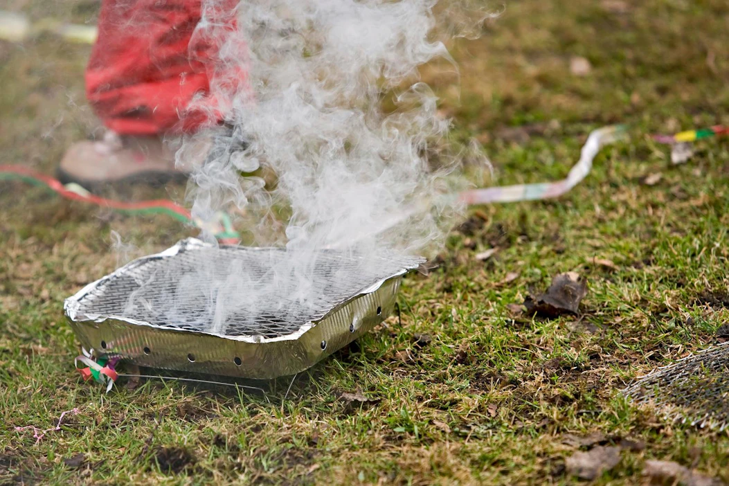 Pelastusopiston tietokannan mukaan tänä vuonna kertakäyttögrilleistä on lähtenyt seitsemän maastopaloa, joista neljä roihusi metsä- palovaroitusaikana. Lisäksi kertakäyttögrilleistä on syttynyt 20 muuta tulipaloa.