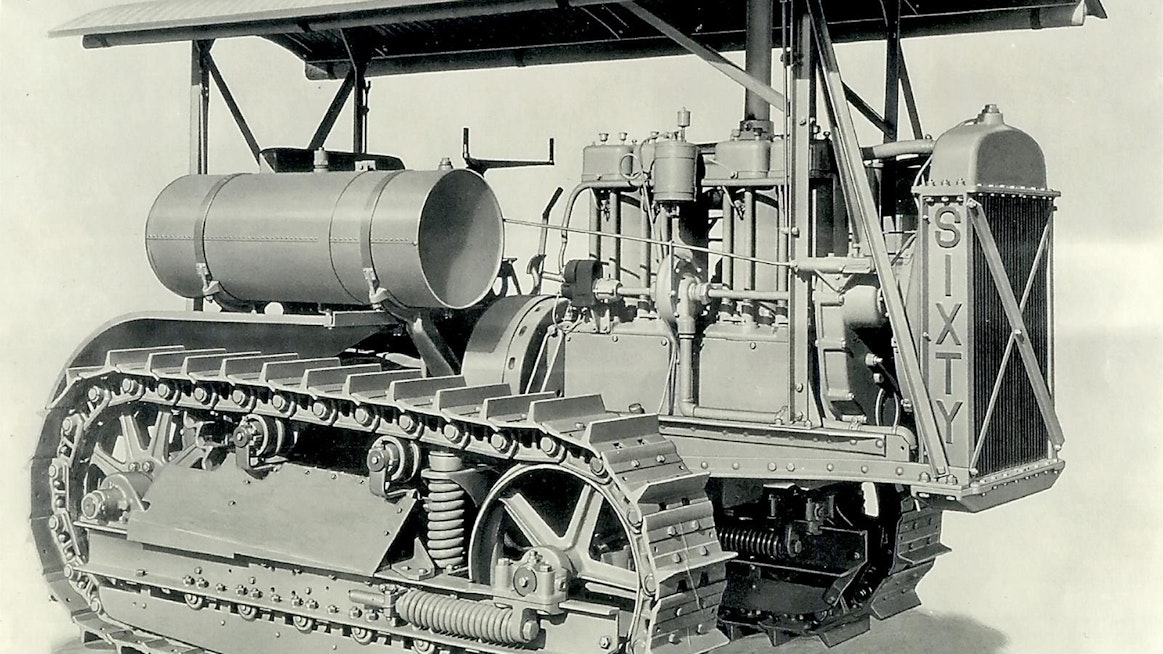 Caterpillar Sixty oli yksi ensimmäisistä telatraktoreista, joka oli riittävän vankka ja kulutusta kestävä, että se sopi raskaisiin maansiirto- ja metsätöihin. Tätä mallia valmistettiin vuodesta 1919 vuoteen 1931. Kuva on vuodelta 1930.