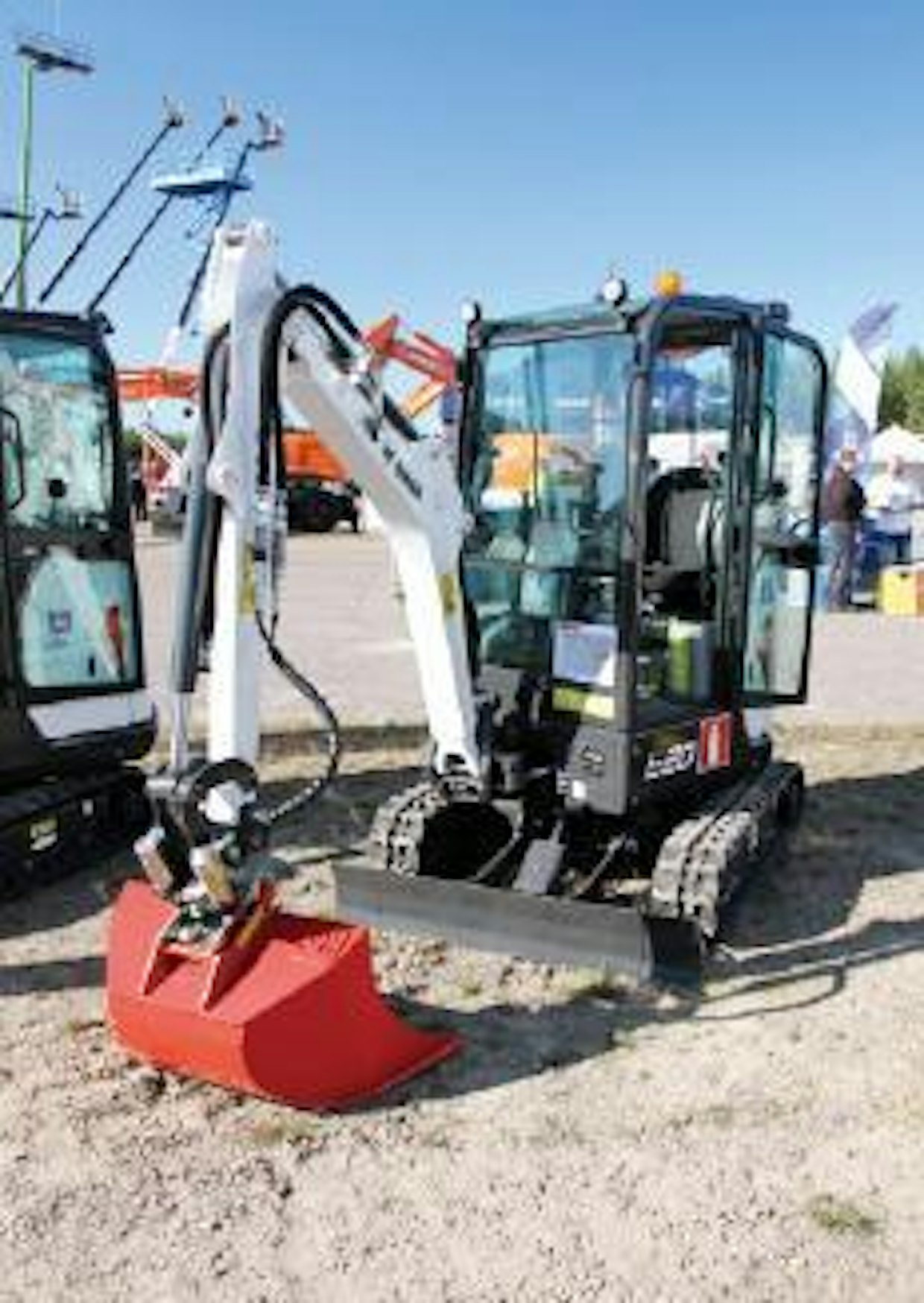 Bobcat uusii alle 2 tonnin kaivukoneensa. E20-mallin työpaino 1 887 kiloa. Kompaktista koostaan huolimatta ohjaamo on avara ja hallintalaitteet hyvin käsillä. Huollettavuuden luvataan olevan huippuluokkaa. (AT)