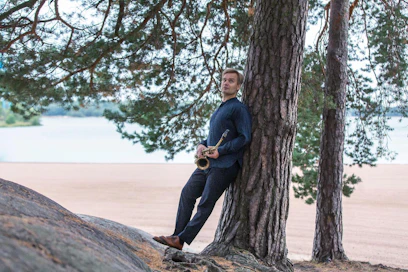 Saksofonisti ja säveltäjä Mikko Innanen kokosi perinteisistä maakuntalauluista uuden kokonaistaideteoksen.