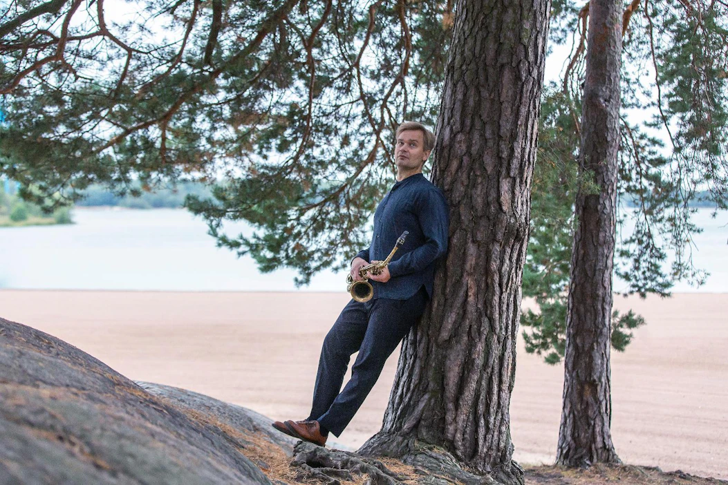 Saksofonisti ja säveltäjä Mikko Innanen kokosi perinteisistä maakuntalauluista uuden kokonaistaideteoksen.