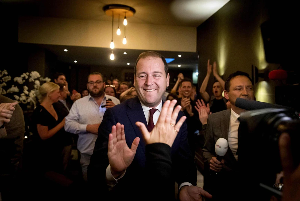 Hollannin työväenpuolueen PvdA:n johtaja Lodewijk Asscher juhli puoluetoveriensa kanssa ennakoitua vaalivoittoa torstaina Haagissa. LEHTIKUVA/AFP