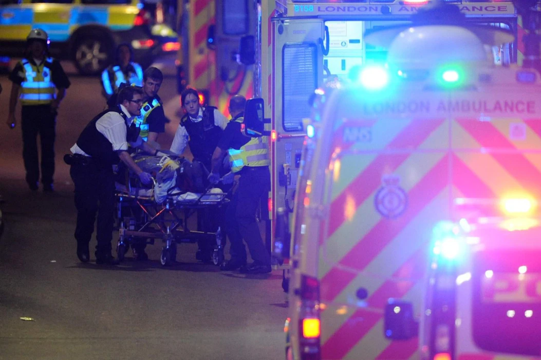Ensihoitajat auttoivat Lontoon London Bridge -sillalla tapahtuneessa yliajossa loukkaantuneita. Tapausta tutkitaan terroritekona.