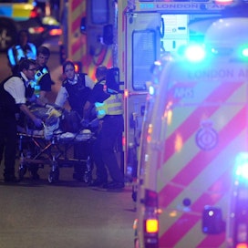 Ensihoitajat auttoivat Lontoon London Bridge -sillalla tapahtuneessa yliajossa loukkaantuneita. Tapausta tutkitaan terroritekona.