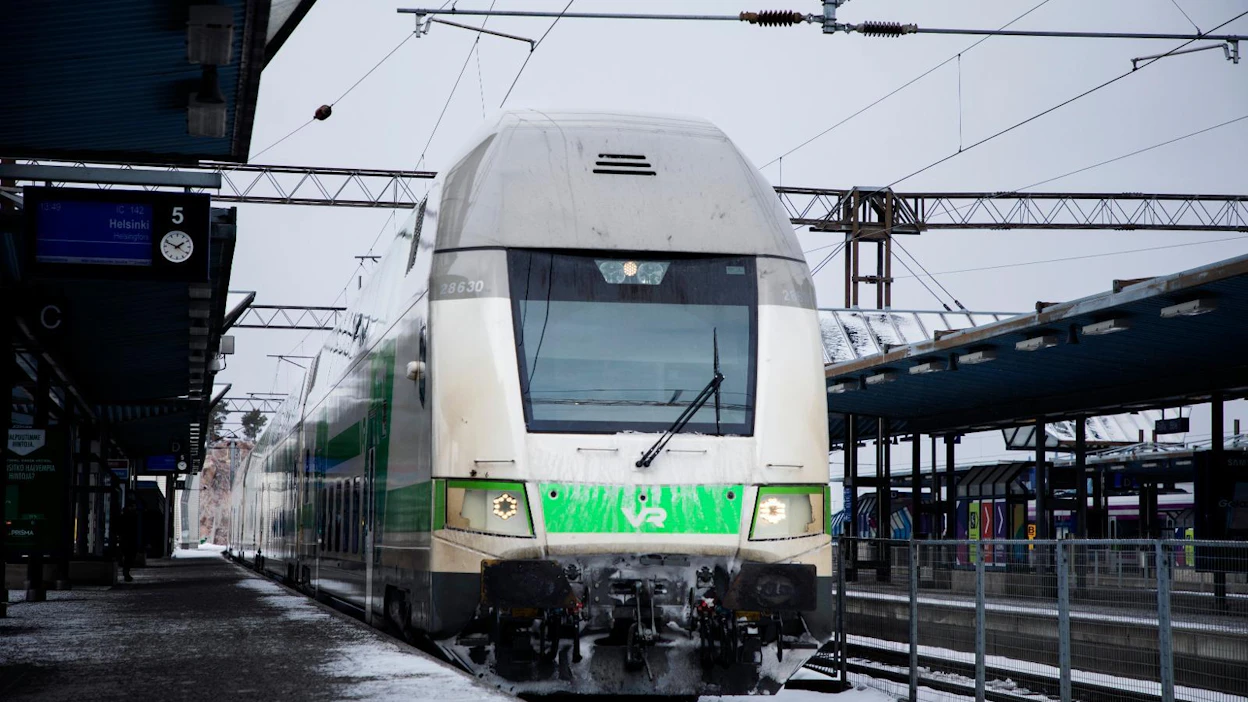 Varsinais-Suomessa kannatetaan yli puoluerajojen tunnin junayhteyttä Helsinkiin ja kannetaan huolta Itämeren tilasta. Eroja voi olla suhteessa sote-palveluihin ja väyliin.