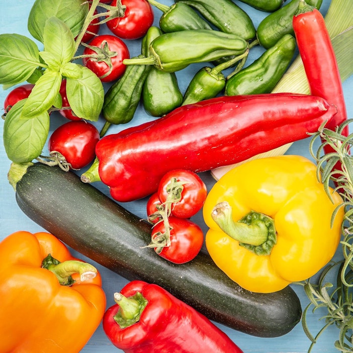 Kesäiset kekkerit hoituvat hienosti buffettityyliin salaattitarjoilulla.