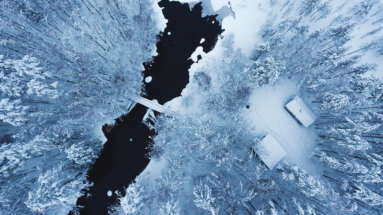Tiilikkajärven kansallispuisto on perustettu säilyttämään erämaista järvi-, joki- ja harjuluontoa sekä järveä ympäröiviä aapasoita.