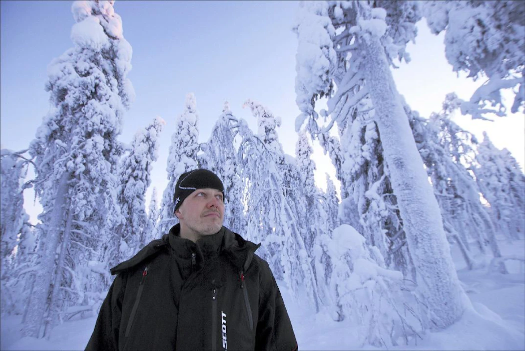 ”Mikäli lunta sataa lisää, tykkytuhot pahenevat”, Metsähallituksen tiimiesimies Samuli Ollila Sodankylästä sanoo. Kari Lindholm