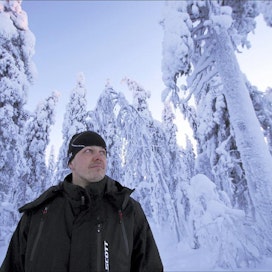 ”Mikäli lunta sataa lisää, tykkytuhot pahenevat”, Metsähallituksen tiimiesimies Samuli Ollila Sodankylästä sanoo. Kari Lindholm