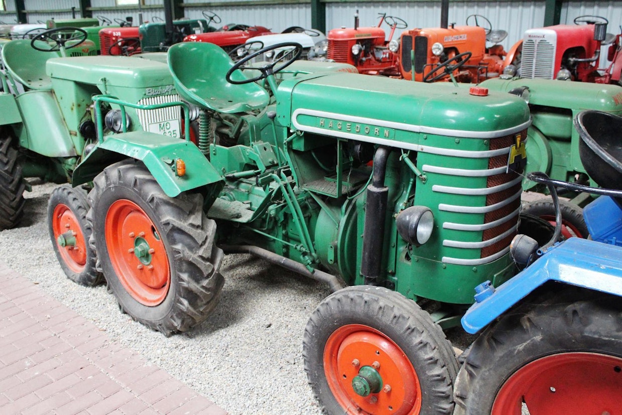Hagedornin traktorituotanto ei päässyt koskaan varsinaiseen vauhtiin. Ennen sotia valmistui muutamia kappaleita, mutta sitten tehtailuun tuli 10 vuoden tauko. Vuonna 1949 esiteltiin kuvassa oleva Hagedorn HS15 ja 25 hv:n HS25, moottoreina oli MWM tai Deutz, voimansiirrot ostettiin ZF:ltä. Hagedorn jäi hyvin harvinaiseksi, pienempää traktoria tehtiin kaiketi 10 kappaletta, isompaa vain 1. (Sonsbeck)