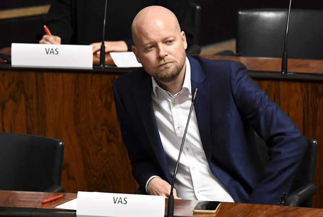 Vasemmistoliiton kansanedustaja Jussi Saramo on nousemassa opetusministeri Li Anderssonin äitiysvapaan sijaiseksi. LEHTIKUVA / HEIKKI SAUKKOMAA