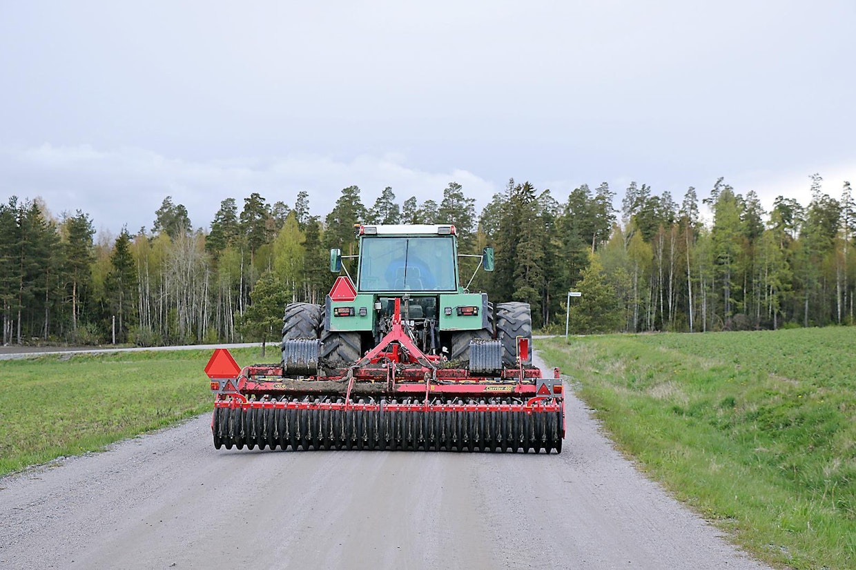 Mikäli traktorin leveys on yli 2,6 metriä esimerkiksi paripyörien asentamisen vuoksi, on traktorin nopeusrajoitus tällöin 40 km/h. Hitaan ajoneuvon kilpi on asennettava traktoriin, kun sen rakenteellinen nopeus on enintään 50 km/h, mutta sitä saa käyttää myös kuuttakymppiä kulkevassa traktorissa.