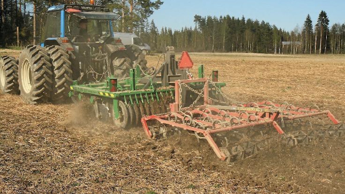 Kaksi työtä yhdellä ajolla. Kuvassa ero on pienehkö, mutta saappaan alla eron huomasi. Sopivan kuivalla maalla kertajaolla saadaan kylvöalustaa. Toki lopputulos riippuu kylvökoneesta ja oljen määrästä pellolla. Vierikat vetävät savikkonsa vielä kertaalleen joustopiikkiäkeellä, sillä heidän laahavannaskylvökoneensa on melko kranttu.
