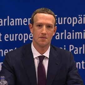 Mark Zuckerbergiä kritisoitiin muun muassa kiertelevistä vastauksista ja kysymysten välttelystä.