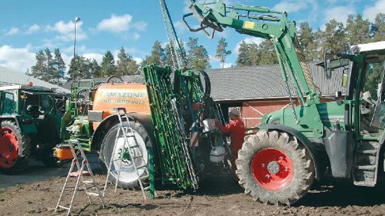 Amazonen massiivisen Super-S-puomiston kuljetustukien poisto on vaativa tehtävä. Asennusta tehdessä tuli mieleen, että sarakkeen "toimituskulut" kuuluisi kattaa tällaiset asennukset. Meillä jäi hölmöyttämme koko puomisto hetkeksi yhden pultin varaan. Kaikki ruiskuttajat eivät ole asentajia. Kone oli sikäli selkeä, että muuten varsnaista luovutushuoltoa ei olisi tarvittu. Käyttäjäkoulutuksessa oppii sen mikä ei takapihalla valkene.
