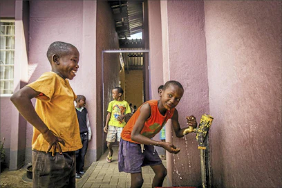 Pojat juovat vettä Greenwell Matongon kirjaston pihalla Windhoekissa. Namibian pääkaupungin vesiturvasta huolehtii vedenpuhdistusyritys, jonka osakkaina on kolme eurooppalaista suuryritystä. Suomalaisten pk-yritysten rahkeet eivät riitä isoihin hankkeisiin osallistumiseen. juho paavola