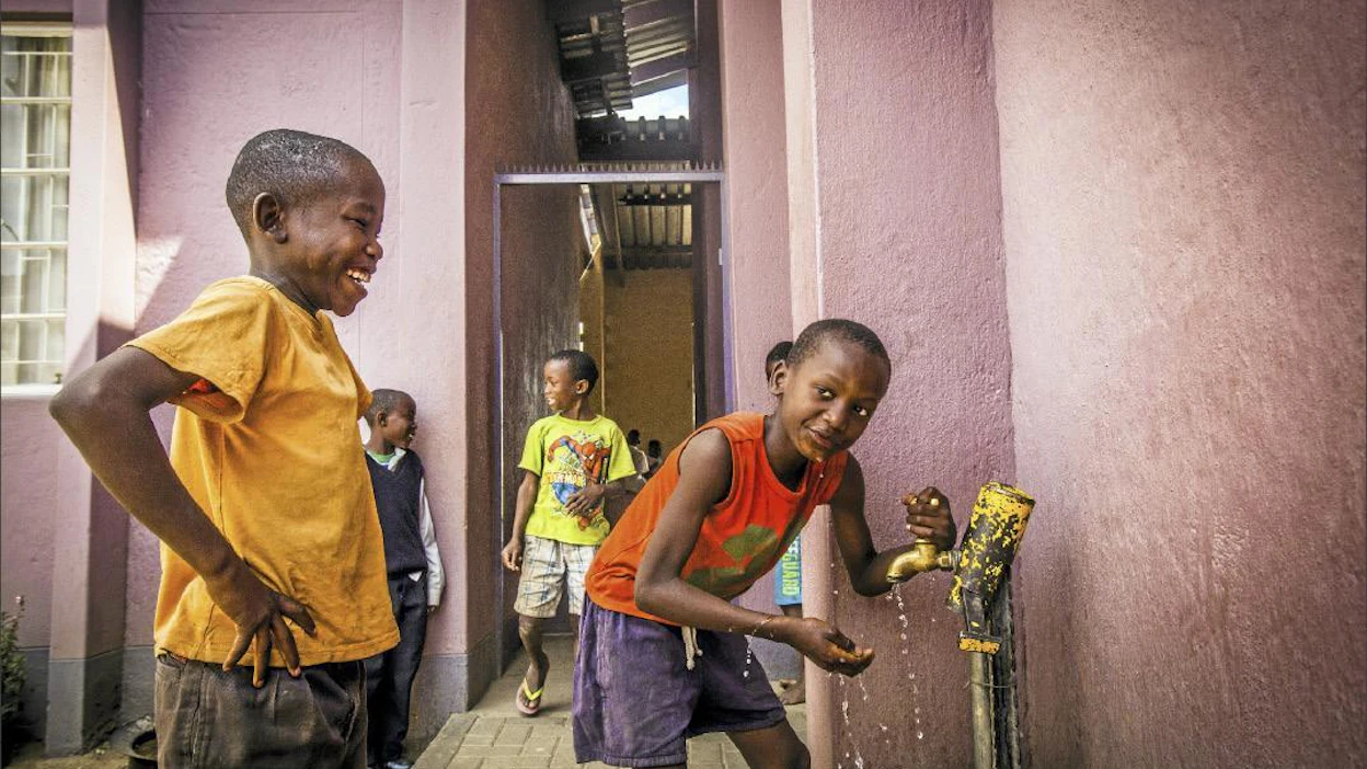 Pojat juovat vettä Greenwell Matongon kirjaston pihalla Windhoekissa. Namibian pääkaupungin vesiturvasta huolehtii vedenpuhdistusyritys, jonka osakkaina on kolme eurooppalaista suuryritystä. Suomalaisten pk-yritysten rahkeet eivät riitä isoihin hankkeisiin osallistumiseen. juho paavola