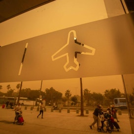Saharasta voimakkaan tuulen mukana kulkeutuva hiekka on sotkenut lentoliikennettä Kanariansaarilla. LEHTIKUVA/AFP