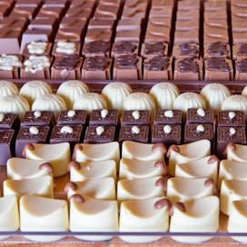 Perinteisellä tavalla valmistetun suklaan rinnalle on kehitetty korvaavia tuotteita. Valio testaa vähemmän sokerista suklaata ja Fazer sekä muut valmistajat ovat kehittäneet kaurasta maidotonta vaihtoehtoa.