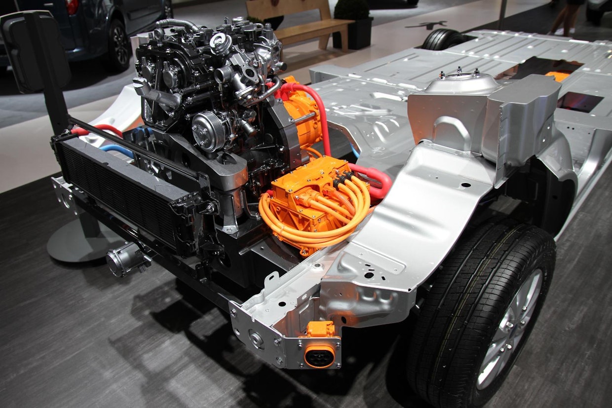 Ford tuo ensi vuonna markkinoille Transit Custom Plug-In-hybridin. Voimalinjan muodostaa on 1.0 litran EcoBoost -bensiinimoottori ja 70 kW sähkömoottori.