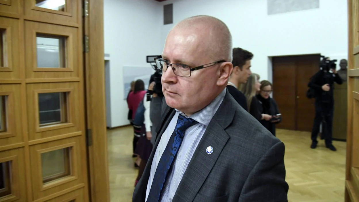 Jari Lindströmin johtaman ministeriön virkamiehet ovat HS:n mukaan kokeneet joutuneensa kovan poliittisen ohjauksen kohteeksi.