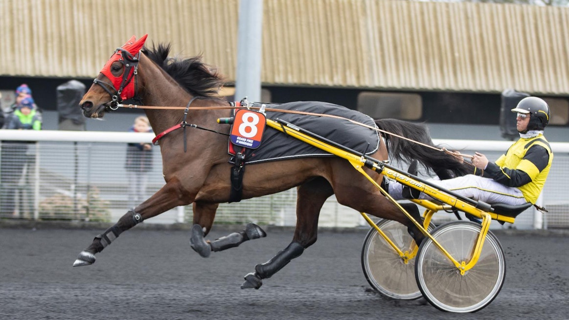 Prix de Cornulierin voiton vei Vincennesissä selvästi Flanne du Goutier. Kuvan Bahia Quesnot joka voitti viime vuonna montén erikoislähdön, kiri nyt hienosti neljänneksi.