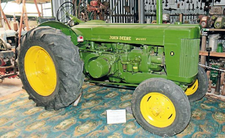 John Deere R, kaksisylinterinen dieseltraktori vuodelta 1954, on palvellut kyntöurakoinnissa liki 20 vuoden ajan.
