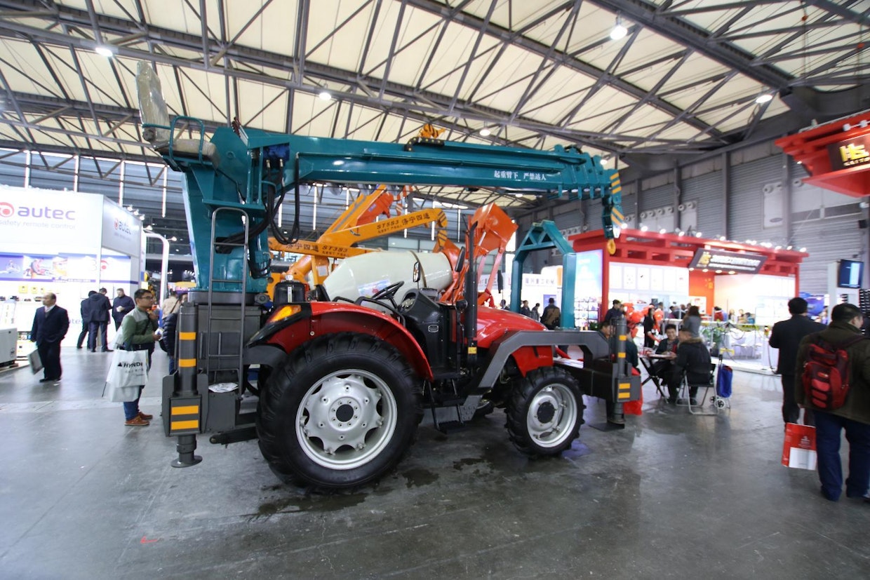 Jining Sitongin osastolla esiteltiin Dongfeng 804 -traktorin päälle asennettua nosturia, jota voidaan käyttää myös maakairana. Paketin kokonaispaino on 6 300 kiloa, ja se pystyy nostamaan 5 000 kilon taakan. Suurin nostokorkeus on peräti 19,1 metriä. Puomin kääntyy sivuille 90 astetta. Yhdistelmän käyttäminen suomalaisella rakennustyömaalla saattanee vaatia työsuojeluviranomaisten suostuttelua.