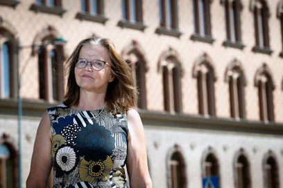 "Lihatalojen yhdistäminen ja Atrian synnyttäminen oli aikamoinen fuusiokokemus", Päivi Nerg sanoo. Maalaisuus ei ole hänestä kadonnut, sillä suvun kesäpaikka on yhä Laukaassa ja serkulla on vielä hevosiakin. "Urakehitykseni on ollut aika eriskummallinen sillä koulutuksella, minkä aikanaan sain", agronomi Päivi Nerg sanoo. Hän kiittelee Viikin-opintoja konkreettisiksi, ja neuvoo nuoria kehittämään itseään koko työuran ajan.