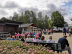 Savitaipaleen Sapassi-viikolla on tarjolla paljon musiikkia. Tässä kuva vuodelta 2019, kun Jari Puhakka laulatti torilla.