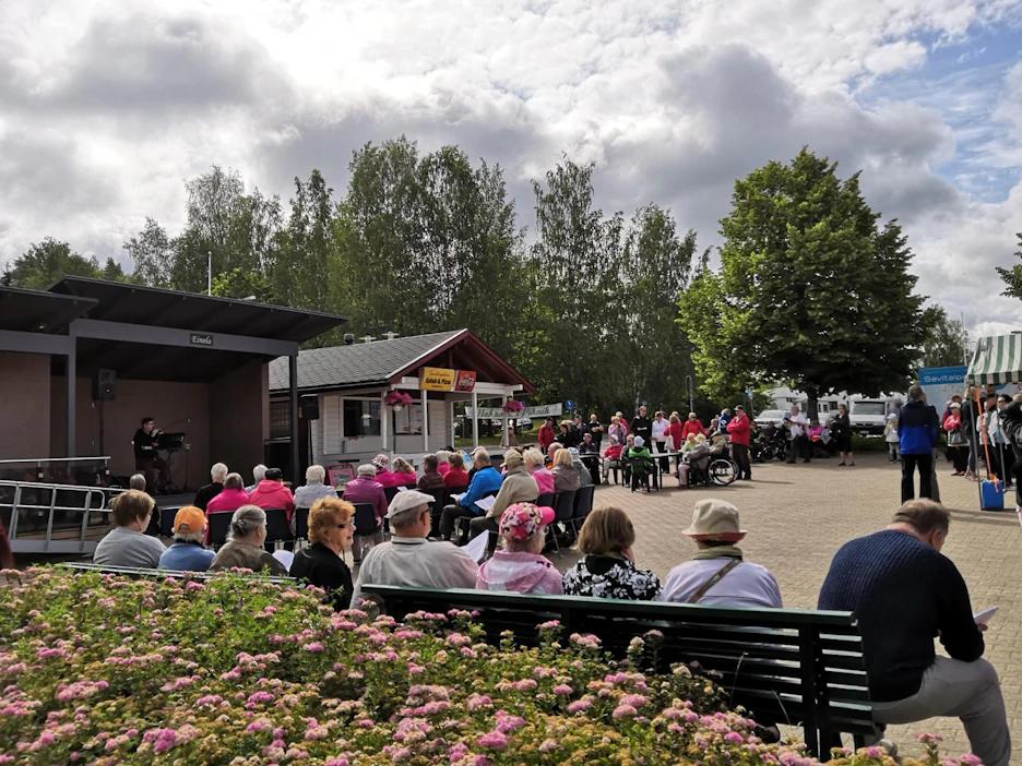 Savitaipaleen Sapassi-viikolla on tarjolla paljon musiikkia. Tässä kuva vuodelta 2019, kun Jari Puhakka laulatti torilla.