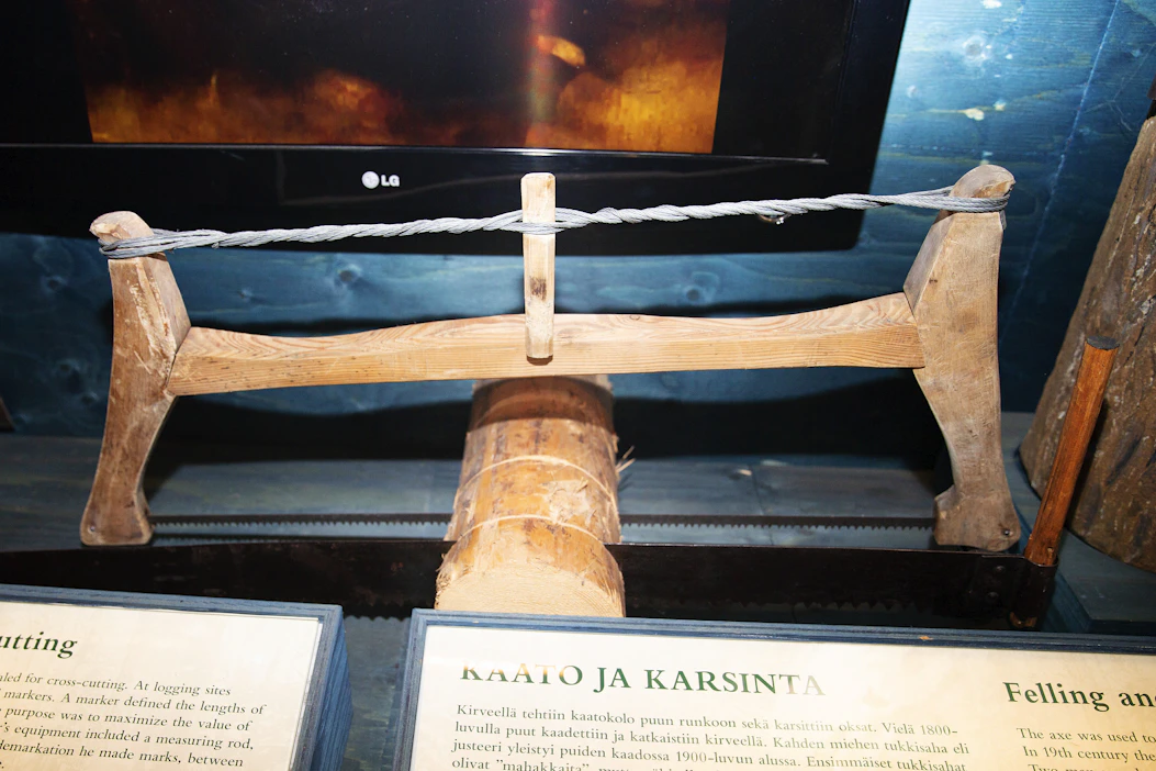 Pokasahan käyttöaika oli noin 1920-luvulta 1950-luvulle saakka. Kuvassa Suomen Metsämuseo Lustossa sijaitseva vanha pokasaha.