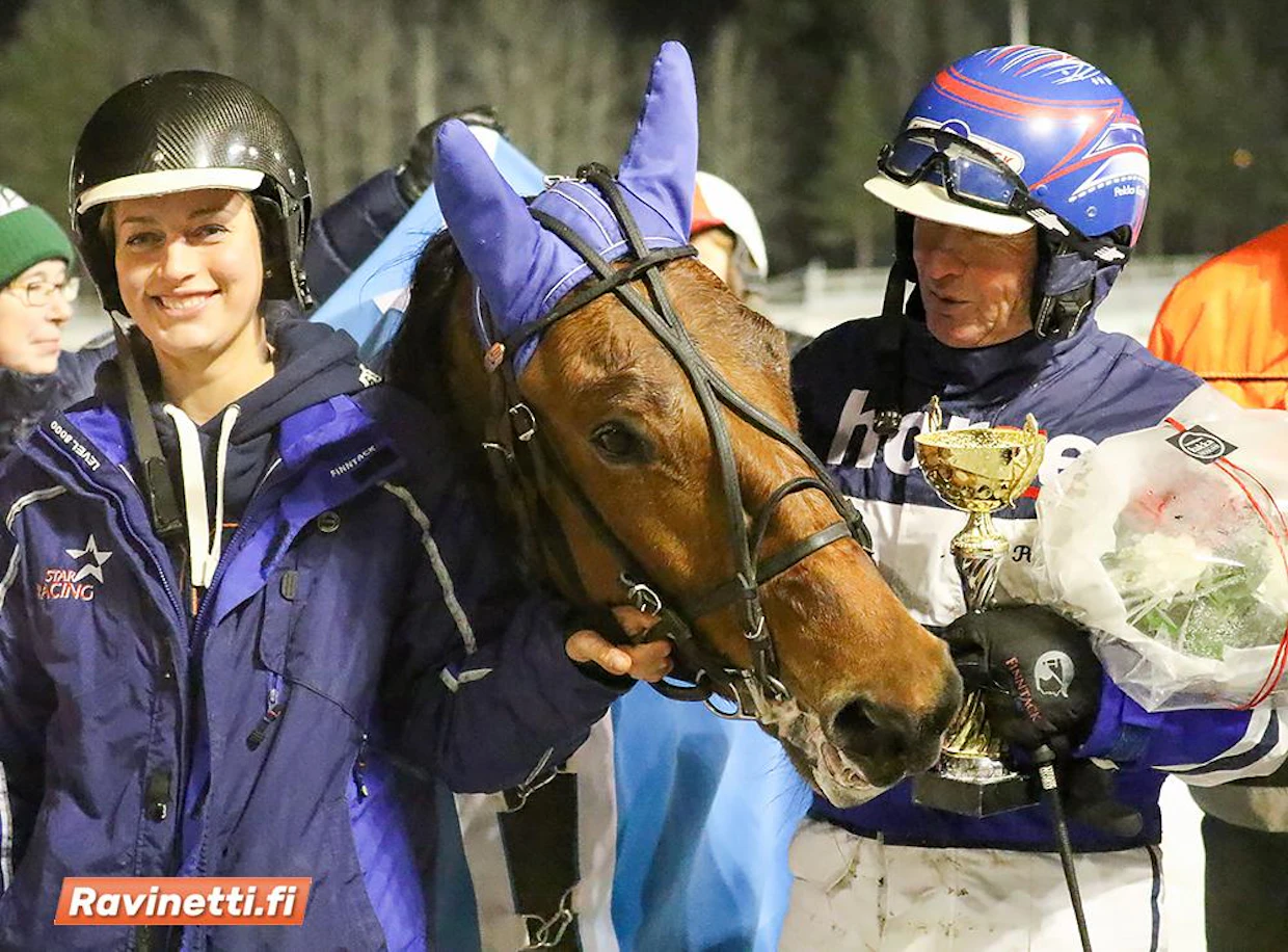 Hoitaja Karen Vahesalu ja Pekka Korpi.