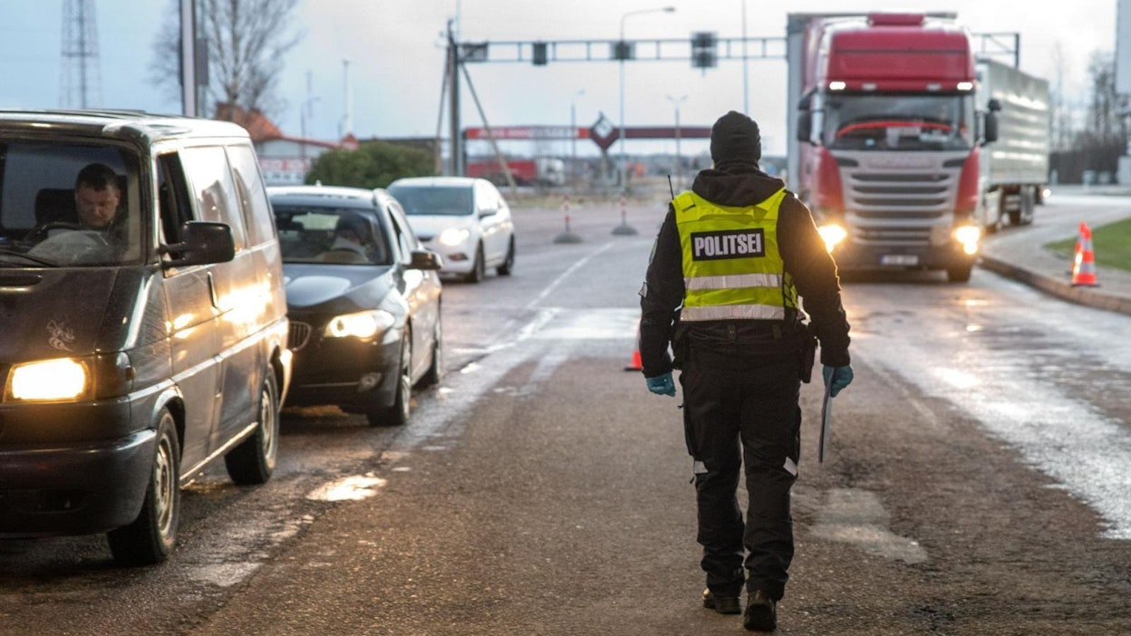 Viron poliisi valvoi Viron ja Latvian rajalla lauantaina.