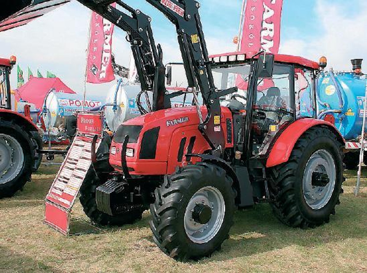 Farmer Sp. on Puolan traktori- valmistajista tuoreimpia, toiminta alkoi vuonna 2003. Valikoimaan kuuluu viisi mallia teholuokissa 59–116 kW. Moottorit toimittaa John Deere, Iveco tai MMZ (Belarus), voimansiirrot Carraro tai Steyr. Kuvassa malliston toiseksi suurin Farmer F-10244 C1, moottori 77 kw:n MMZ, vaihteisto synkronoitu 12+4R, paino 4430 kg.
