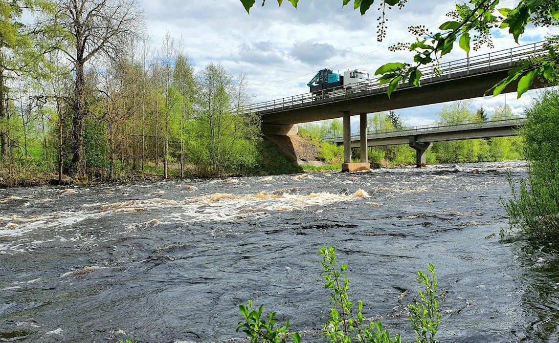 Näin virtasi Perhonjoen Pappilankoski Vetelissä tiistaina iltapäivällä. Koski on Tunkkarin mittausasemasta parisataa metriä alajuoksulle päin. Taustalla näkyy valtatien 13 silta.