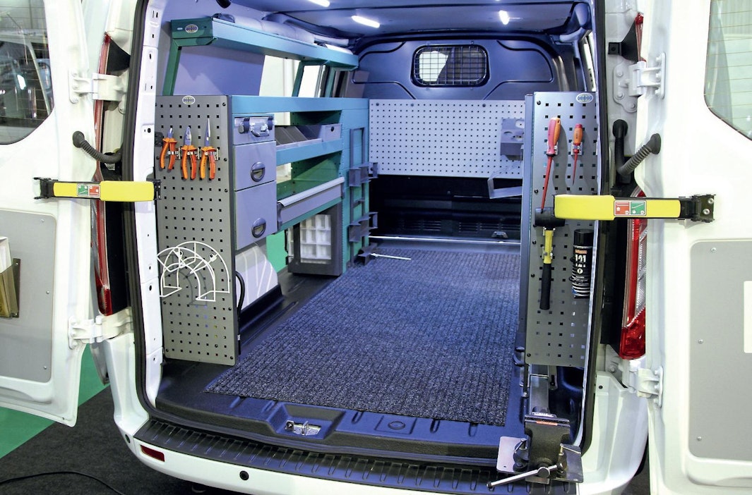 System Edström luottaa perinteiseen toteutustapaan, jossa huoltoauton varustus rakennetaan erilaisista kaapistoista, hyllyistä ja tasoista. Valmiita standardiratkaisuja voidaan helposti modifioida asiakkaan erityistoiveiden mukaisesti. Kalusteilla on viiden vuoden takuu.