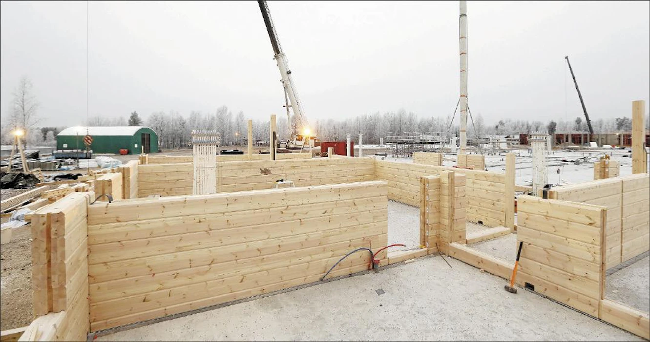 Kunnat ovat joutuneet ottamaan lainaa perusinvestointeihin, kuten homekoulujen korjauksiin. Pudasjärvi työllistää sen sijaan rakentamalla uutta hirsikoulua. Pekka Fali