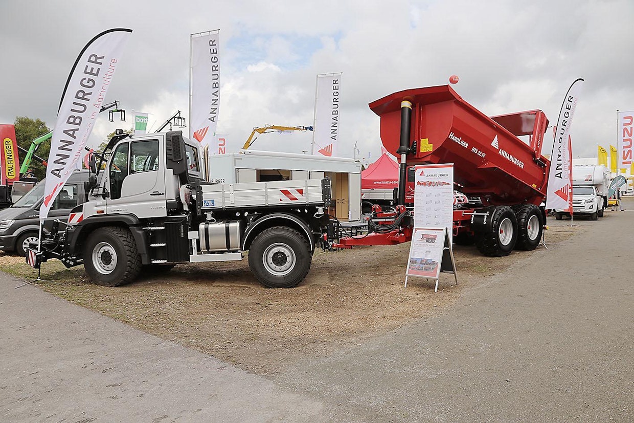 MB Unimog U430 yhdistettynä 21 tonnin dumpperikärryyn herättää näyttelyssä huomiota. Esittelijänä toiminut saksalainen herrasmies tosin myönsi, että kyseessä on periaatteessa mahdollinen, mutta ei niinkään käytännöllinen yhdistelmä. Annaburger HTS 22.15 -kärryn tilavuus on 12,5 kuutiota. Pohja on kuusi milliä vahvaa hardoxia. Kippauskulmaksi ilmoitetaan 54 astetta.