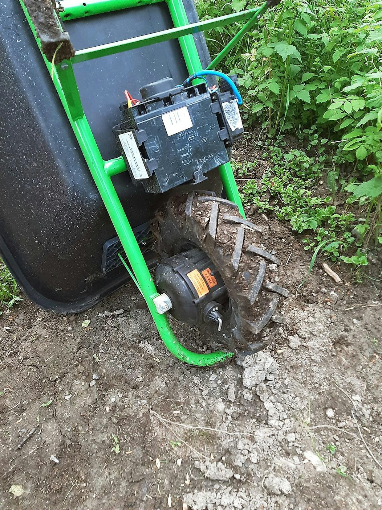 Kärryissä on 32 mm teräsputkesta taivutettu ja jäykisteillä vahvistettu runko. Se muistuttaa U-kirjainta: työntökahvat ovat pitkien sivujen päissä ja pyörä kaarevan osan sisäpuolelle. Sähkömoottori voidaan kytkeä pyörän navassa olevalla vivulla pois käytöstä.