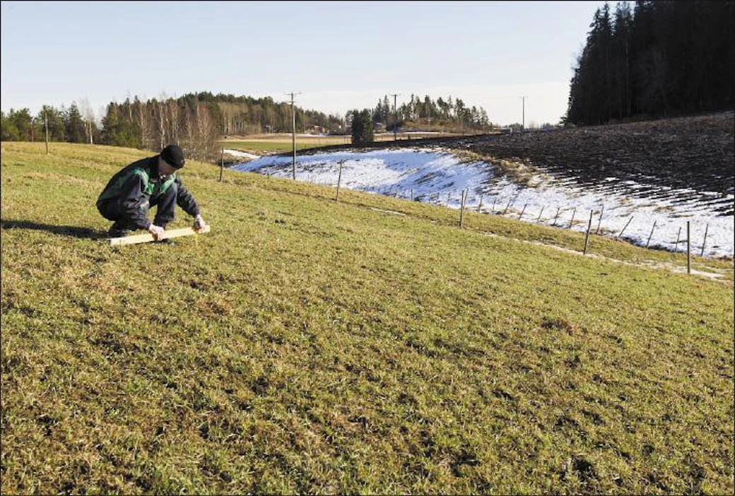 Kirjoittaja ihmettelee säädöstä, jonka mukaan kalteville pelloille ei saa levitää lantaa eikä orgaanisia lannoitevalmisteita.Kuvassa Janne Toivonen Pornaisista arvioi peltonsa kaltevuutta. Markku Vuorikari
