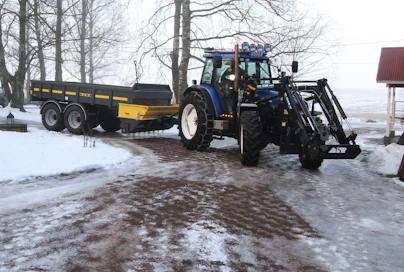 Koneurakoitsija Ville Väreelle kuuluu hiekoitusreitillä myös pihojen hiekoituksia. Vaunu tarvitsee enemmän tilaa kuin pelkkä hiekoitin. Pidemmän aisan ansiosta hallittavuus on kuitenkin parempi.