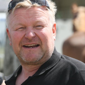 Jarmo Kauppisella on takanaan neljäkymmentävuotinen ura hevosenomistajana. Tällä hetkellä ravureita on hänen omistuksessaan tai osaomistuksessaan kymmenkunta.